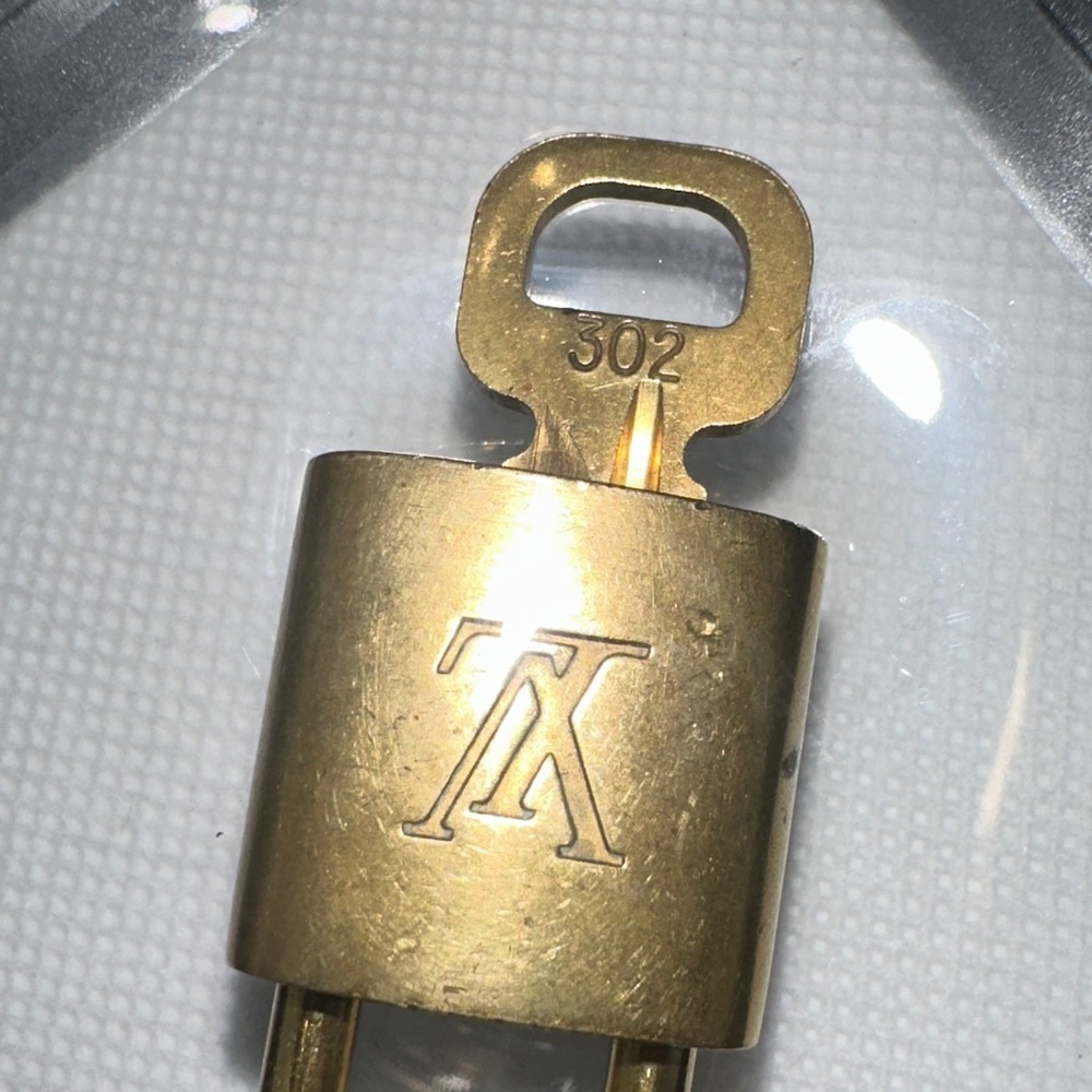 Louis Vuitton Luxurious Authentic Gold Lock 🔒 and Key 🔑 # 302 - Picture 4 of 4